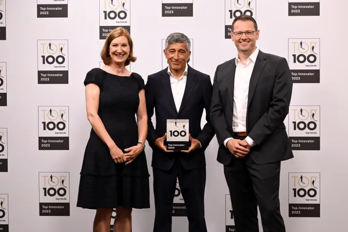 Bild: TOP 100-Auszeichnung:  Ranga Yogeshwar würdigt Exeltis Germany