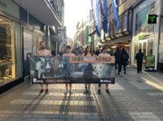 Bild: "Lieber nackt als Pelz" unter diesem Motto haben Aktivisten vom Tierschutzbüro splitterfasernackt demonstriert