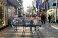 "Lieber nackt als Pelz" unter diesem Motto haben Aktivisten vom Tierschutzbüro splitterfasernackt demonstriert Bild: "Lieber nackt als Pelz" unter diesem Motto haben Aktivisten vom Tierschutzbüro splitterfasernackt demonstriert