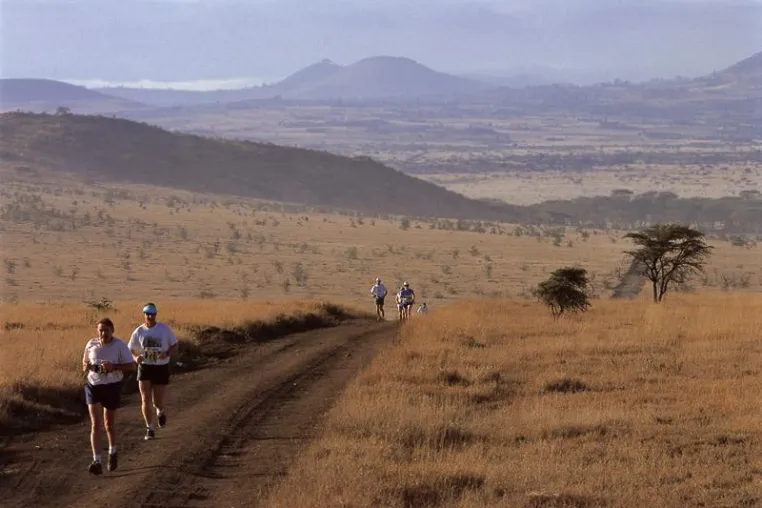 Bild: Marathon im Schatten des Mount Kenya