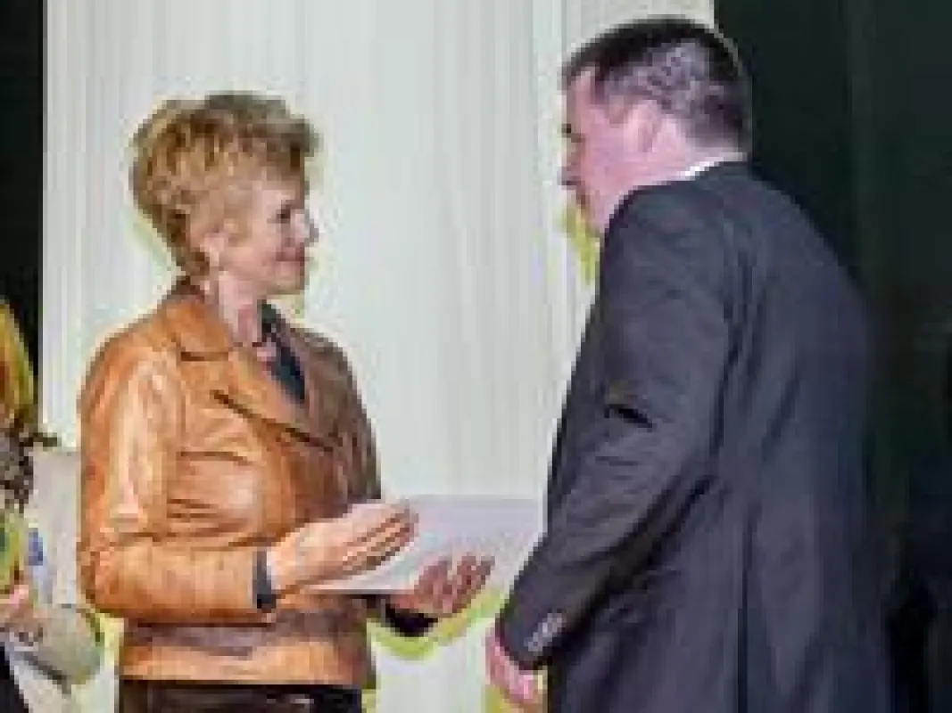 des Gutscheins durch die Geschäftsführerin Claudia Mense