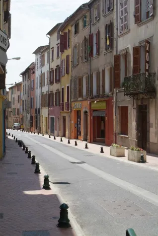 Bild: Keramische Vielfalt an Formen und Farben