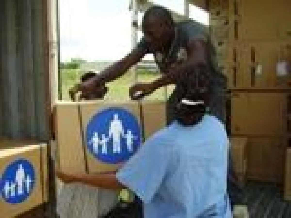 Die Kartons sind voll mit dringend benötigten Antibiotika, Schmerzmitteln und Verbandsmaterialien