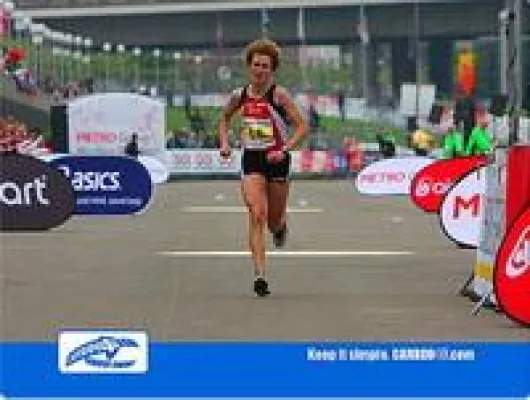 Bild: Carboo4U präsentiert das Ergebnis seines Gewinnspiels beim METRO Group Marathon Düsseldorf mit Sonja Oberem