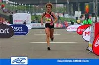 Bild: Carboo4U präsentiert das Ergebnis seines Gewinnspiels beim METRO Group Marathon Düsseldorf mit Sonja Oberem