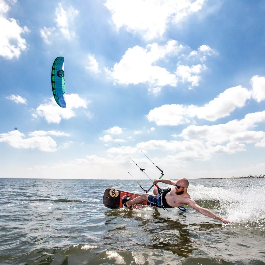 Urlaubsreisen sind ideal, um Kitesurfen in entspannter und stressfreier Atmosphäre zu lernen.