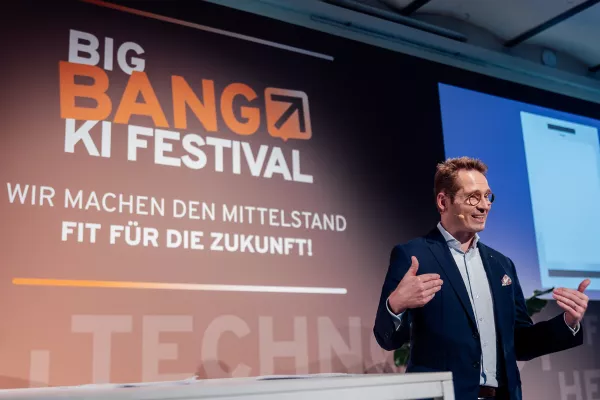 Bild: Online-Reputation im Fokus: Jan Meyer beim KI Festival
