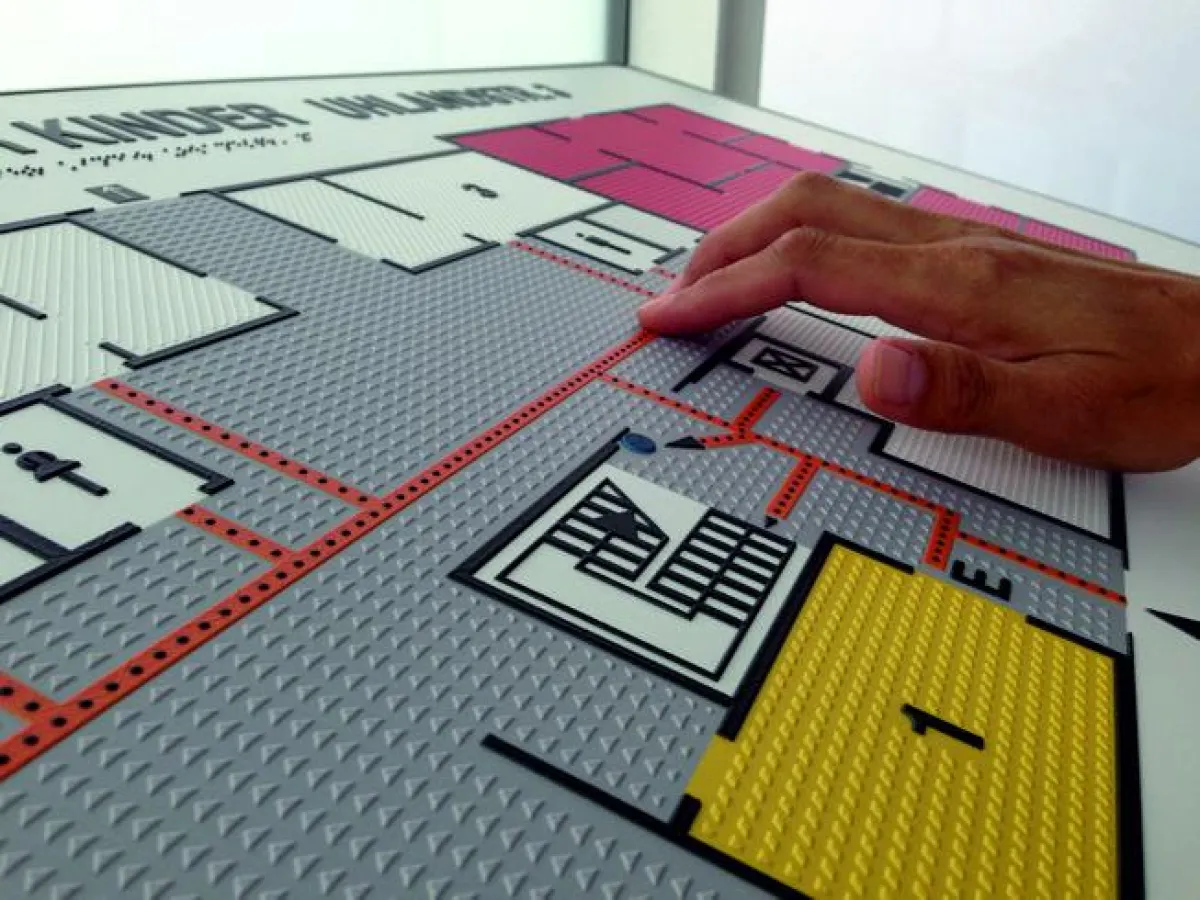 Taktiles Standtableau, rollstuhlunterfahrbar, in der Tageseinrichtung für Kinder in Dortmund