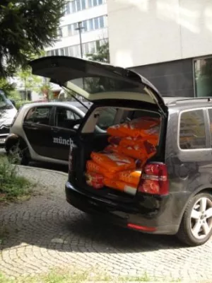 Bild: Zwei Wagenladungen voller Tierzubehör - zooplus unterstützt die Tiertafel München