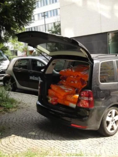 Zwei Wagenladungen voller Tierzubehör - zooplus unterstützt die Tiertafel München Bild: Zwei Wagenladungen voller Tierzubehör - zooplus unterstützt die Tiertafel München