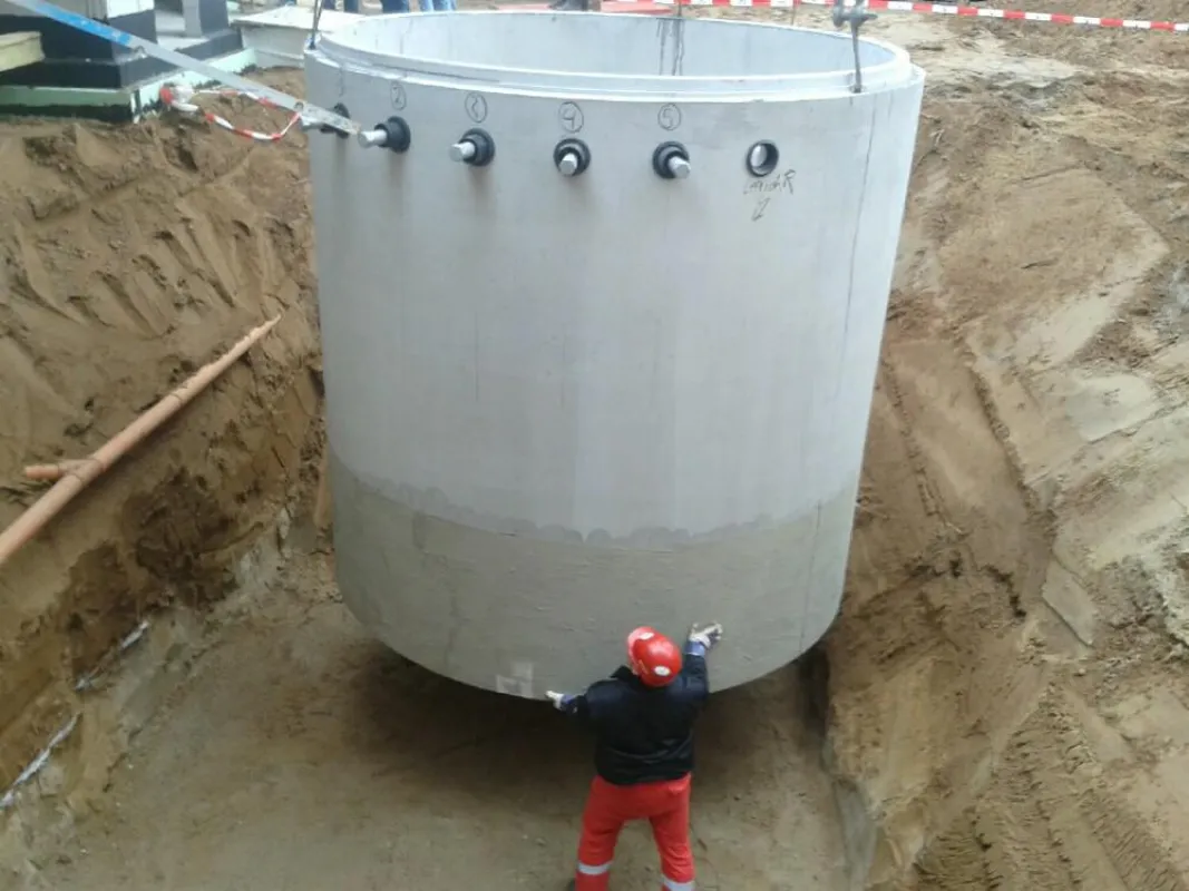 Der Mall-Pufferspeicher wird im Werk vormontiert und auf der Baustelle direkt vom Fahrzeug versetzt.