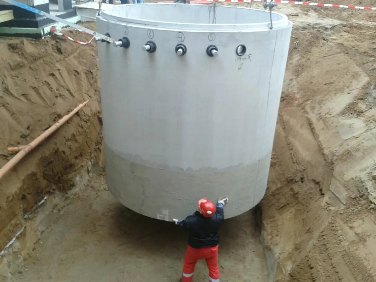 Der Mall-Pufferspeicher wird im Werk vormontiert und auf der Baustelle direkt vom Fahrzeug versetzt.