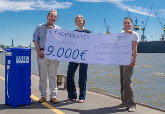 Bild: leogistics übergibt 9.000 Euro Spende für Wasserrucksack PAUL an Universität Kassel