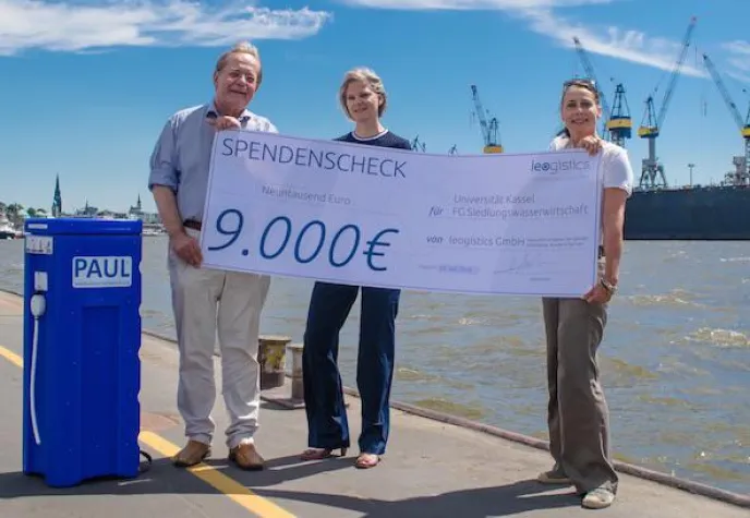 leogistics übergibt 9.000 Euro Spende für Wasserrucksack PAUL an Universität Kassel Bild: leogistics übergibt 9.000 Euro Spende für Wasserrucksack PAUL an Universität Kassel