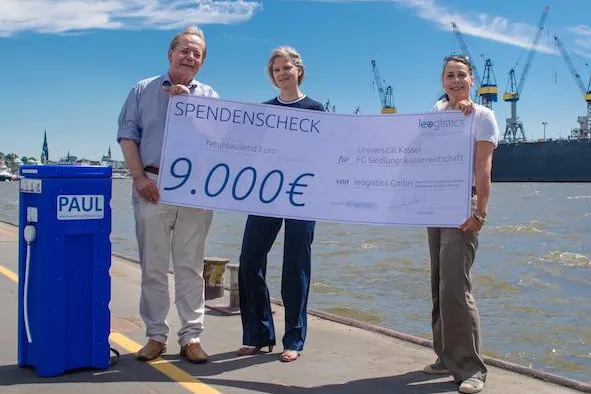 leogistics übergibt 9.000 Euro Spende für Wasserrucksack PAUL an Universität Kassel Bild: leogistics übergibt 9.000 Euro Spende für Wasserrucksack PAUL an Universität Kassel