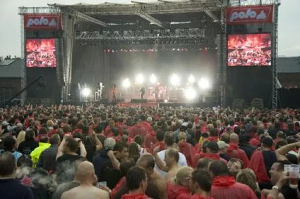 Bild: „POLO rockt“ im Auge des Sturms - Billy Idol schickt den Regen in die Wüste