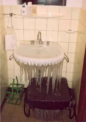 Bild: Wasserführende Leitungen: Frostgefährdete Bereiche erkennen, Wasserschäden vermeiden