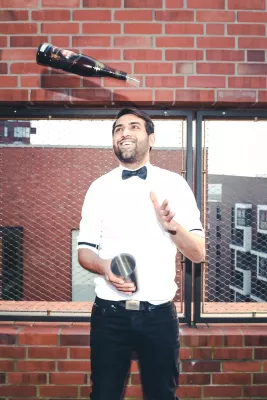 Bild: Caterer Ashley Wick versüßt den Hamburgern die Corona-Quarantäne, indem er seine Cocktails nach Hause liefert