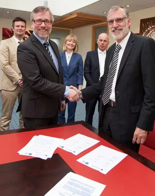 Bild: Gemeinsam Bildungsdurchlässigkeit fördern: TA Bildungszentrum Hameln und FOM Open Business School kooperieren