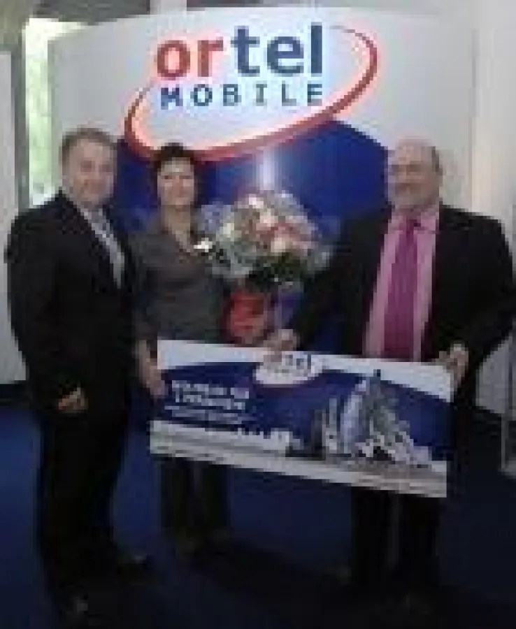 © Ortel Mobile GmbH: (v.l.n.r.) Bernd Urbanek, Country Manager Ortel Mobile Deutschland, mit der strahlenden Gewinnerin der Weltreise des Ortel Mobile-Gewinnspiels auf der CeBIT 2009 Sabine Gräfe und 