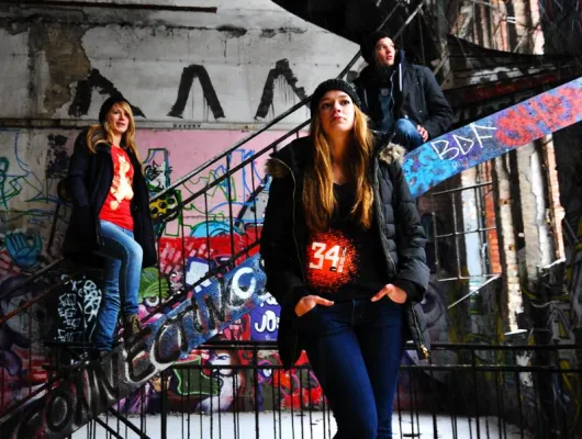 Bild: Do-Change – Hockey-Nationalspielerin Lena Jacobi unterstützt sozial engagiertes Modelabel