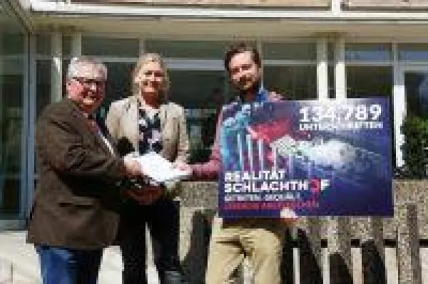 Bild: Deutsches Tierschutzbüro übergibt Petition mit 134.789 Unterschriften gegen Oldenburger Skandal-Schlachthof