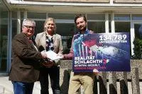 Bild: Deutsches Tierschutzbüro übergibt Petition mit 134.789 Unterschriften gegen Oldenburger Skandal-Schlachthof