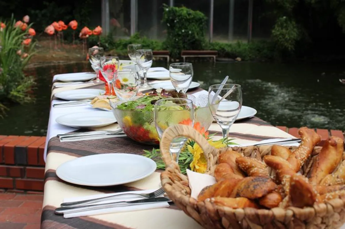 Das selbst mitgebrachte Essen in besonderer Atmosphäre genießen - bei der Löwenmahlzeit am 22.9.2017