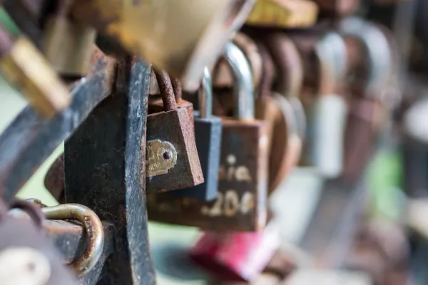 Bild: Vom Liebesschloss zum Gedenkschloss