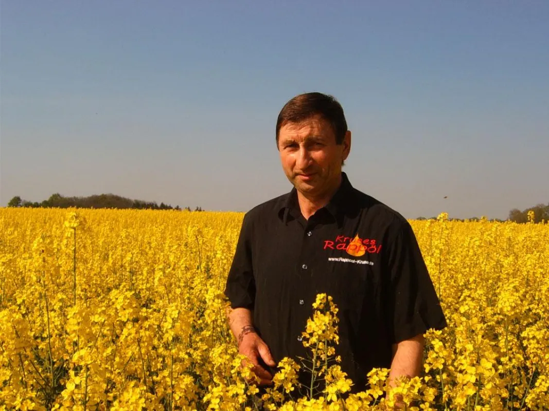 Landwirt Hans Kruse im Rapsfeld