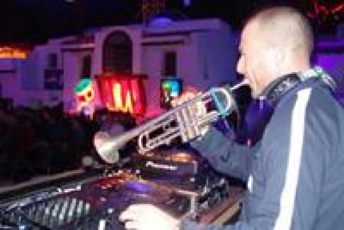 Für den passenden Sound sorgt der internationale Top-DJ Gordon Edge