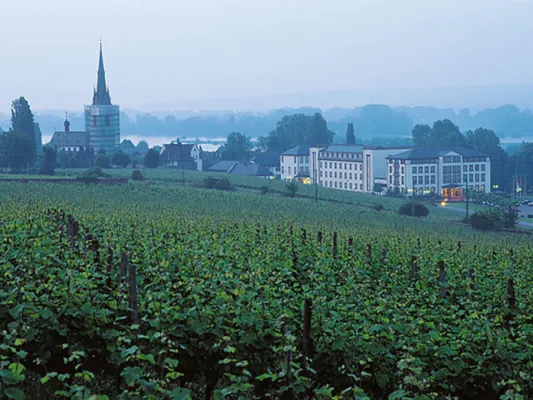 Bild: Savoir Vivre im Rheingau - Etikette Trainerin Lis Droste und Salonière Christiane Nägler halten Hof in der Schloss Schänke des Weinguts Schloss Reinhartshausen