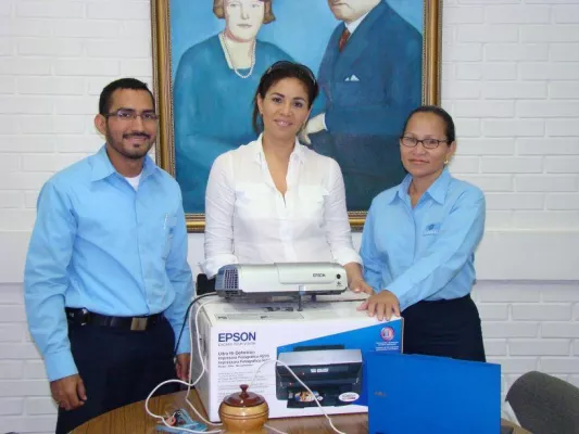 Bild: EPSON spendet Beamer und Farbdrucker an nicaraguanisches Ausbildungszentrum