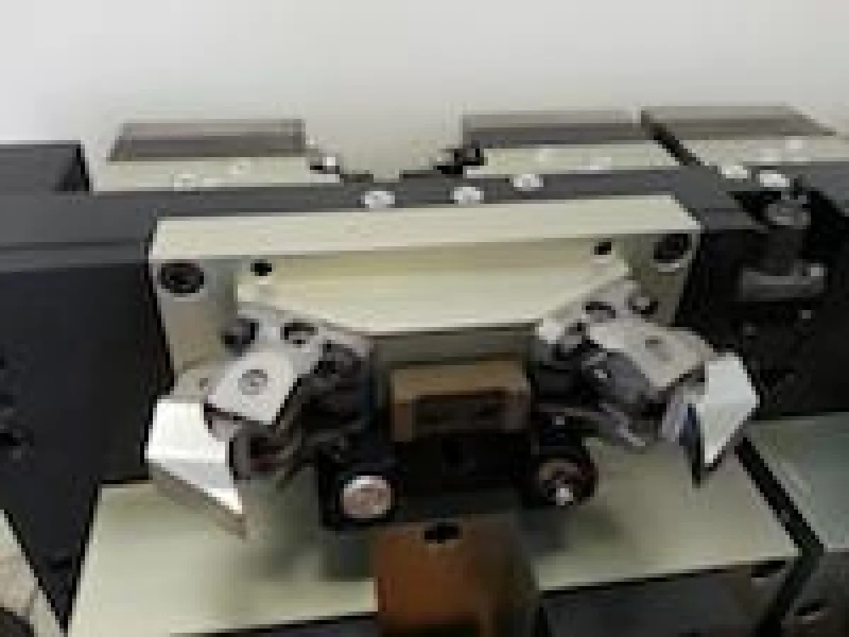 ROEMHELD bietet für den Einsatz in beengten Maschinenräumen eine breite Auswahl an Kompaktspannern (