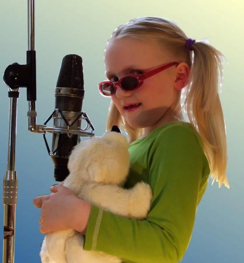 Jede Menge Spaß im Studio - Milena singt ihren Song _Kleiner Eisbär_ ein