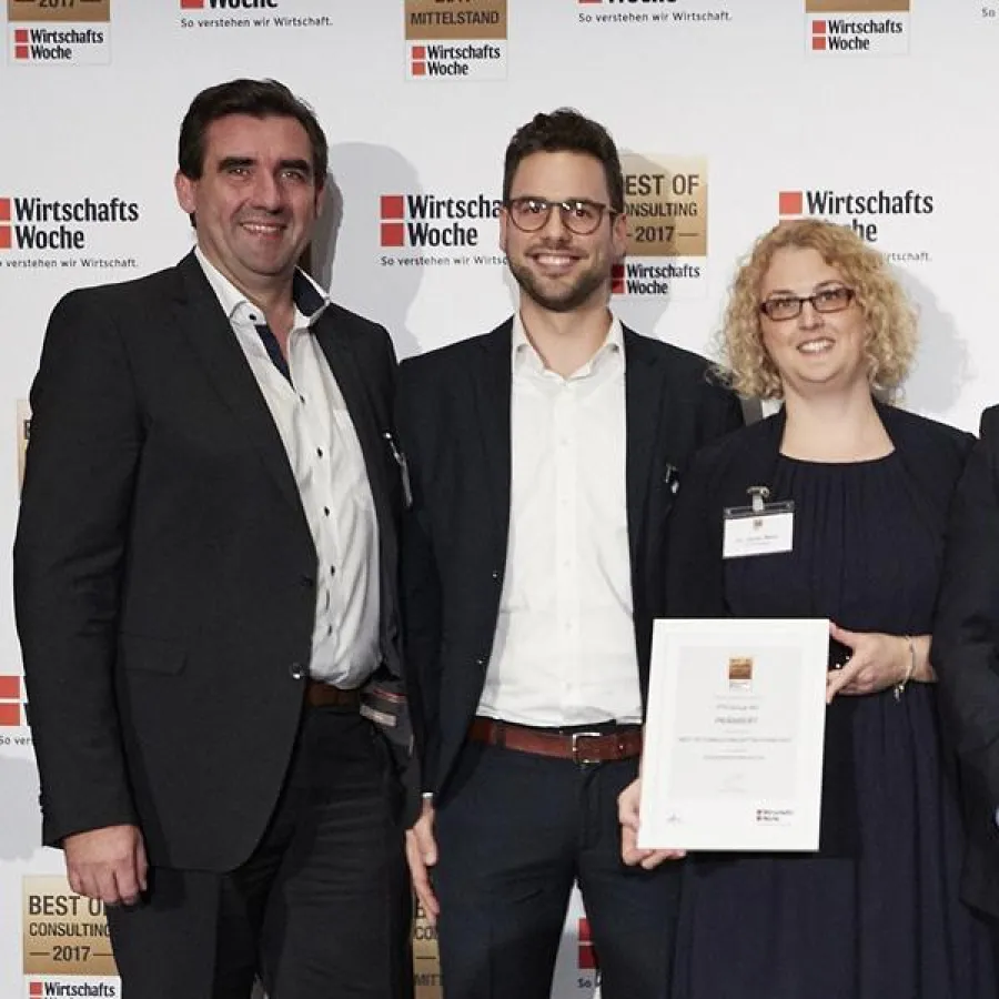 Dr. Norbert Warnken, Michael Kroschwitz und Dr. Karen Meier nahmen den Preis für die PTSGroup an.