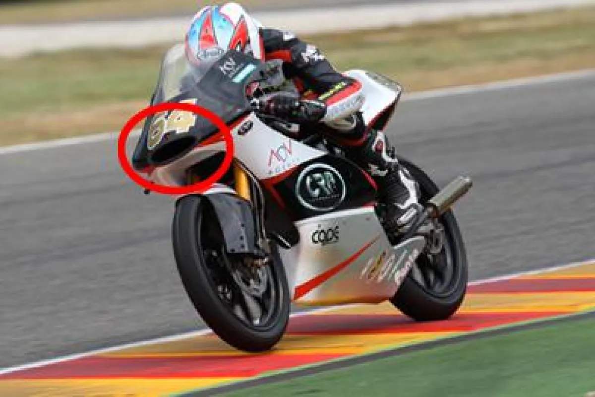 Archivbild (CRP Racing, Motorrad 125 cc).  In rot gekennzeichnet ein Lufteinlass, der dem aus Windfo