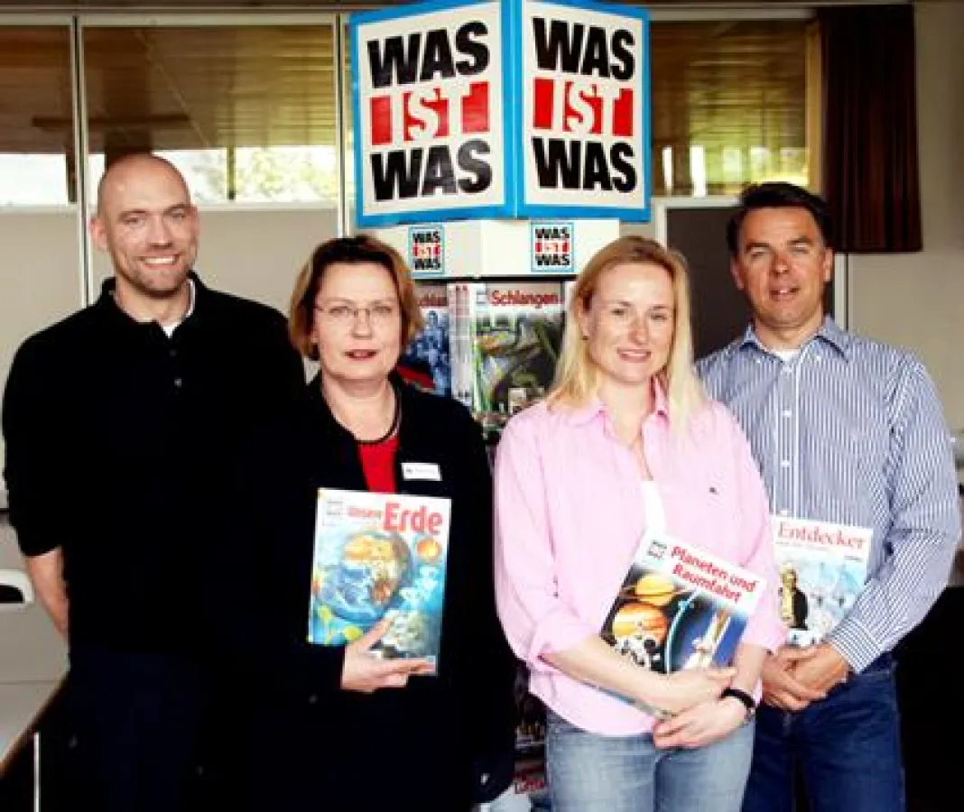 Stefan Möll (l.), Eva Fenster (2. v. r.) und Dr. Ulrich Riekeberg (r.) vom Zentrum für Zahnheilkunde Moers haben Zahngold gesammelt und einen Teil des Erlöses der Moerser Stadtbibliothek gespendet. (F