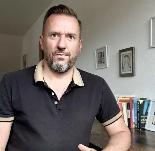 Dario Pizzano im Interview: Zwei Bücher, die 44 Jahre Leben schonungslos ehrlich erzählen Bild: Dario Pizzano im Interview: Zwei Bücher, die 44 Jahre Leben schonungslos ehrlich erzählen