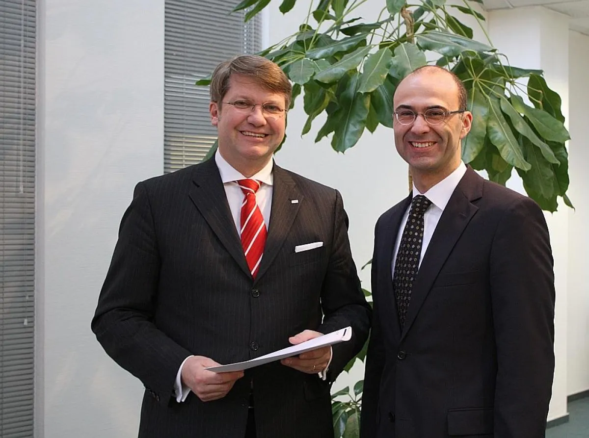 Vizepräsident Prof. Dr. Frank Albe (links) bestellte Dr. Frank Beine zum Honorarprofessor der PFH.