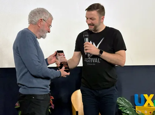 Bild: UX-Pionier Don Norman mit prestigeträchtigem Award der German UPA geehrt