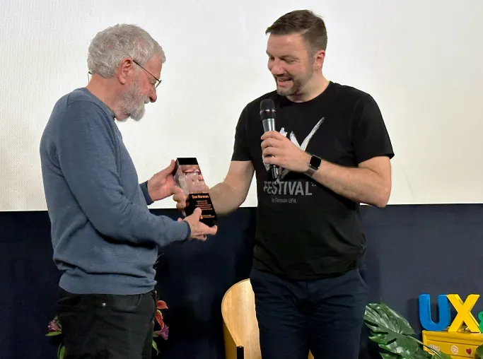 Bild: UX-Pionier Don Norman mit prestigeträchtigem Award der German UPA geehrt