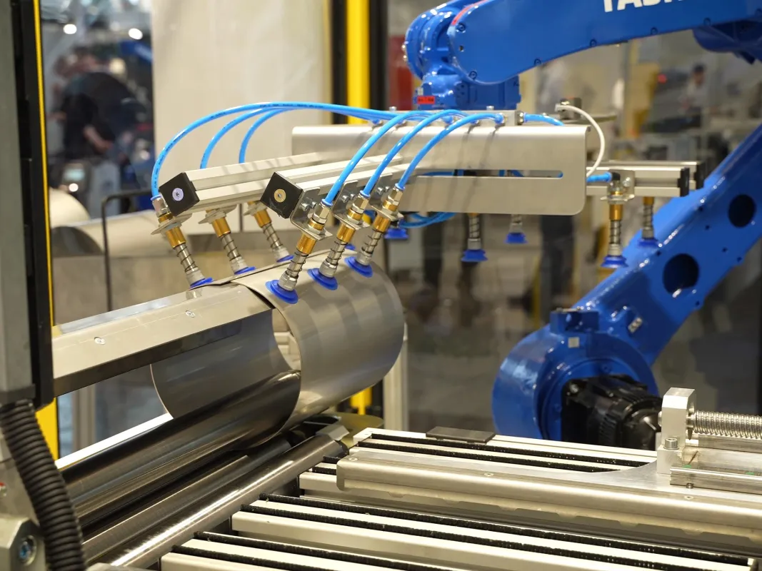Roboter-Technologie und Automatisierung in der Blechverarbeitung - EuroBLECH 2024 in Hannover (© C. Sunderdiek, Messe.TV)