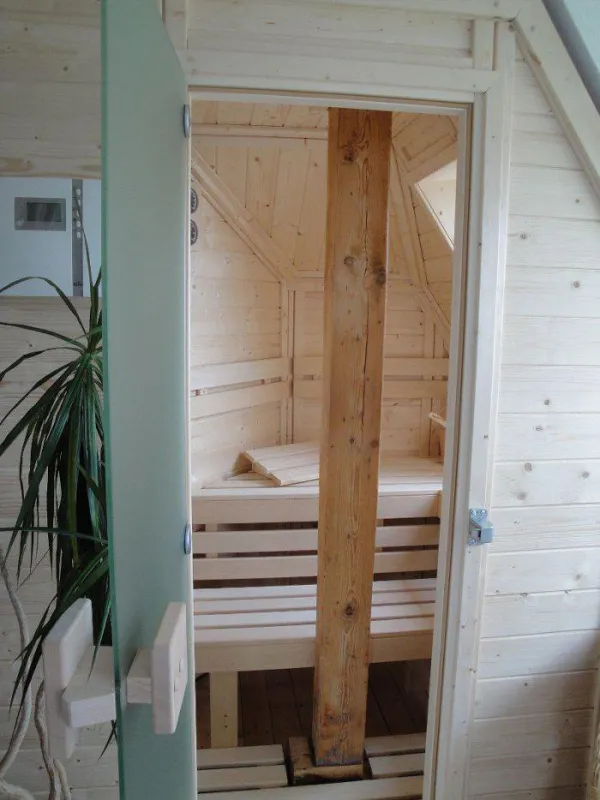Verwinkelte Sauna unter zwei Dachschrägen von Well & Fit - Andrea Littau
