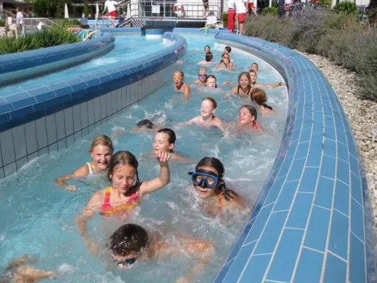 Bild: Zahlreiche Teilnahme am Kinderferienprogramm "Wildwasserschwimmen" in den Chiemgau Thermen
