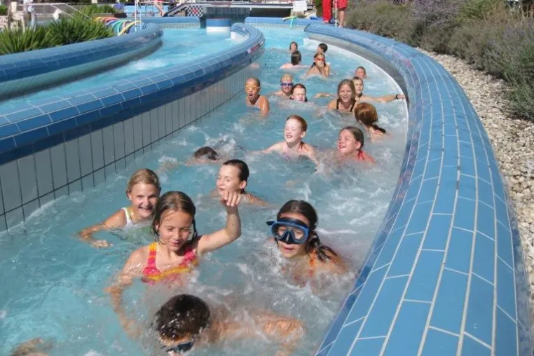Bild: Zahlreiche Teilnahme am Kinderferienprogramm "Wildwasserschwimmen" in den Chiemgau Thermen