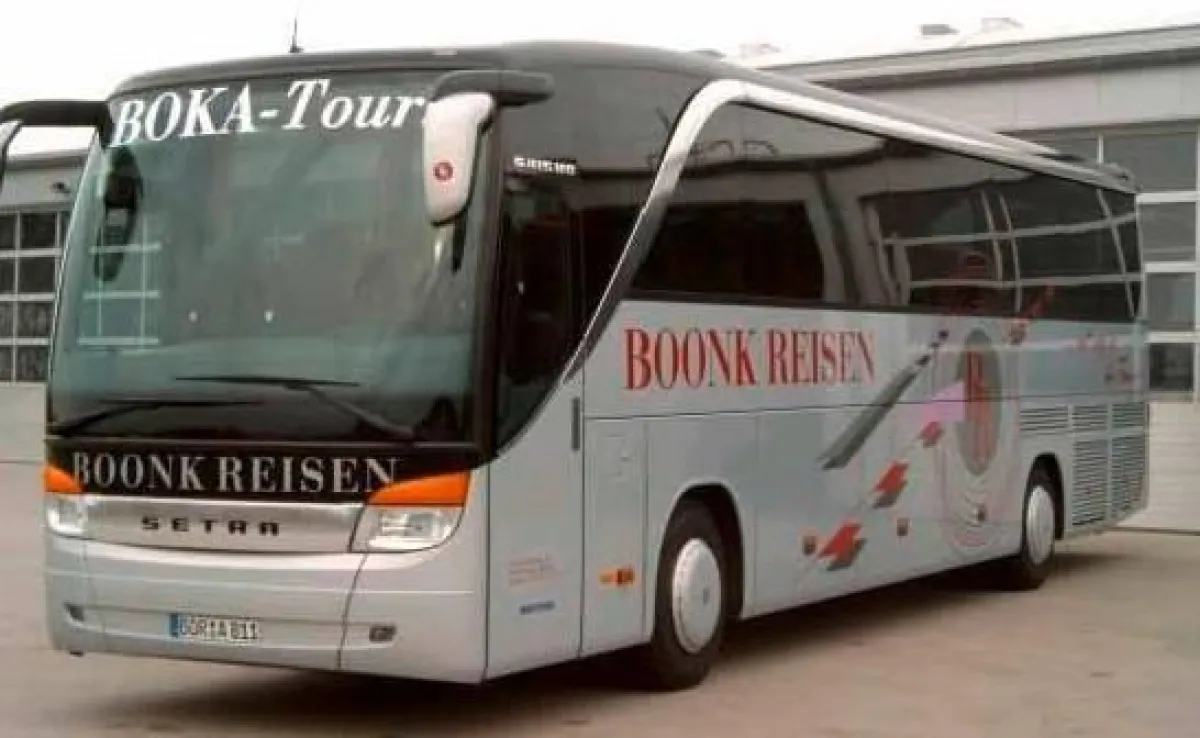 So sieht der gestohlene Bus der Boonk-Reisen GmbH aus. Wer ein verdächtiges Fahrzeug sieht, wird gebeten, die 24h-Notfall-Nummer von Dittmeier anzurufen: 0700 ? 10 20 40 50