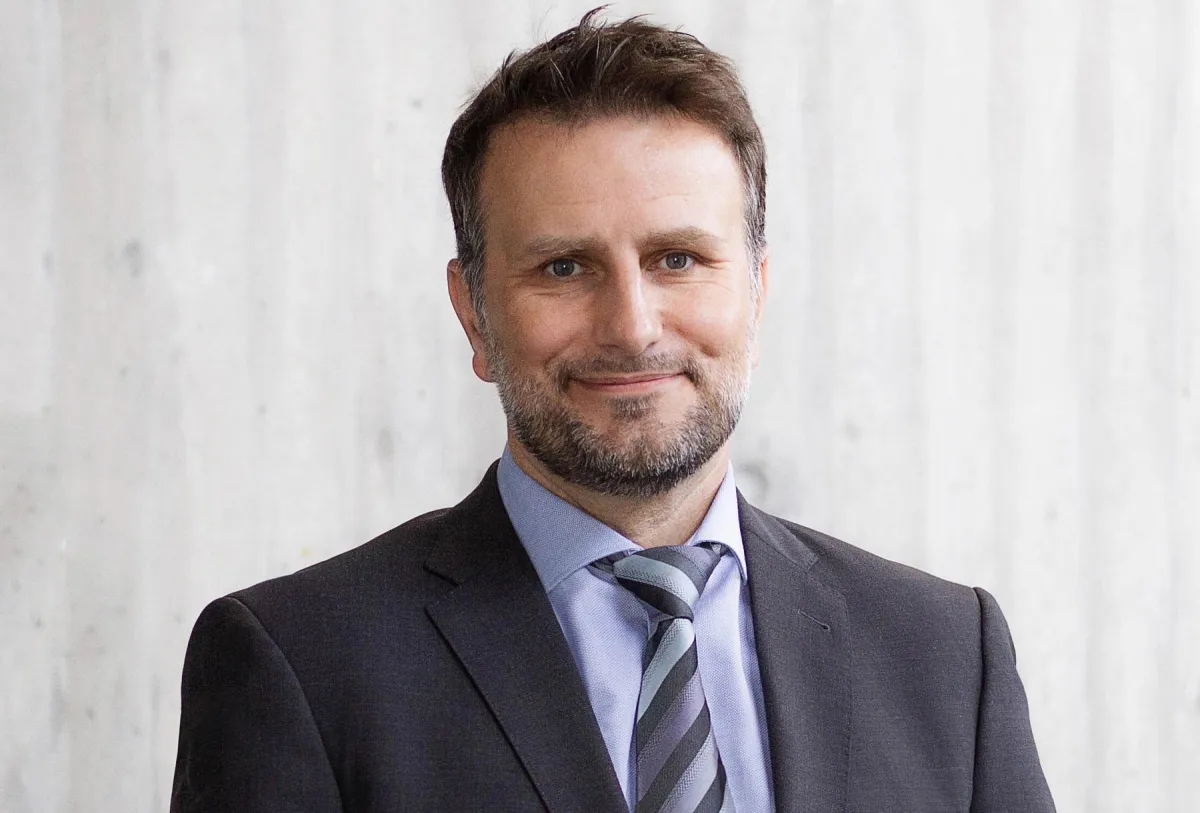 Professor Nils Ole Schmidt ist neuer Direktor der Klinik und Poliklinik für Neurochirurgie. Foto: UR