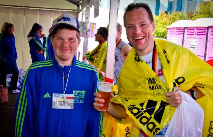 Bild: Menschen mit Behinderung als Volunteers beim Berlin-Marathon am 28. September