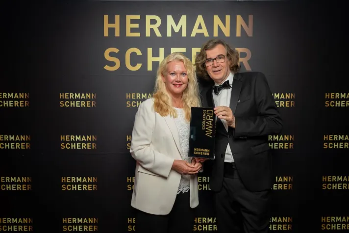 Bild: Führung ist Weglassen – mit System“: Dr. Sabine Fischer gewinnt Excellence Award beim Speaker Slam
